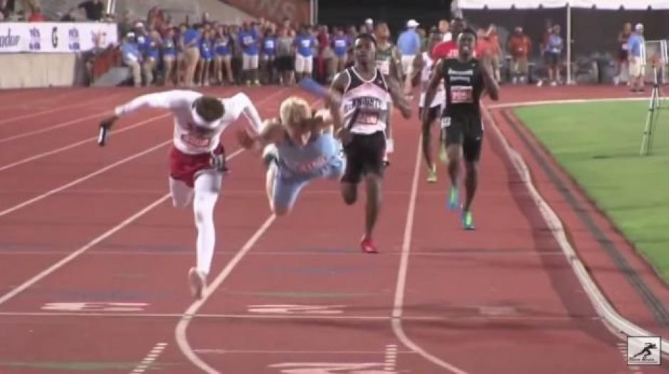 El atleta Dewitt Thomas hace hasta lo imposible por ganar la carrera. (Imagen YouTube)