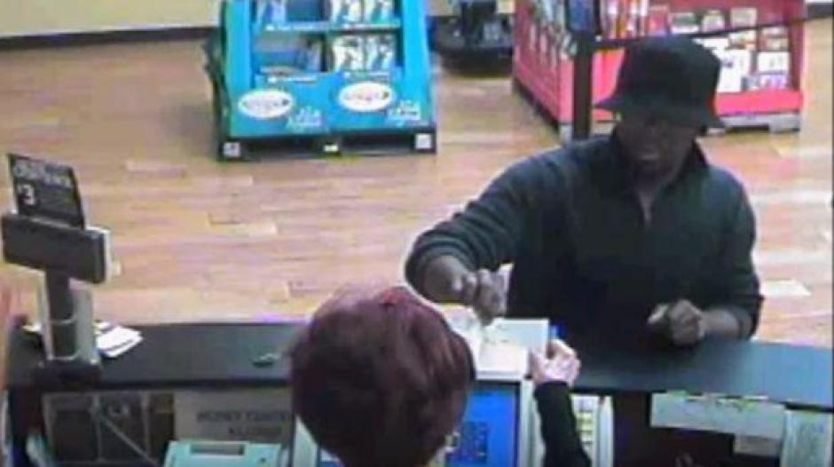 El hombre utiliz&oacute; una t&aacute;ctica muy conveniente para no llamar la atenci&oacute;n y llevarse el dinero de la tienda. (Captura YouTube)