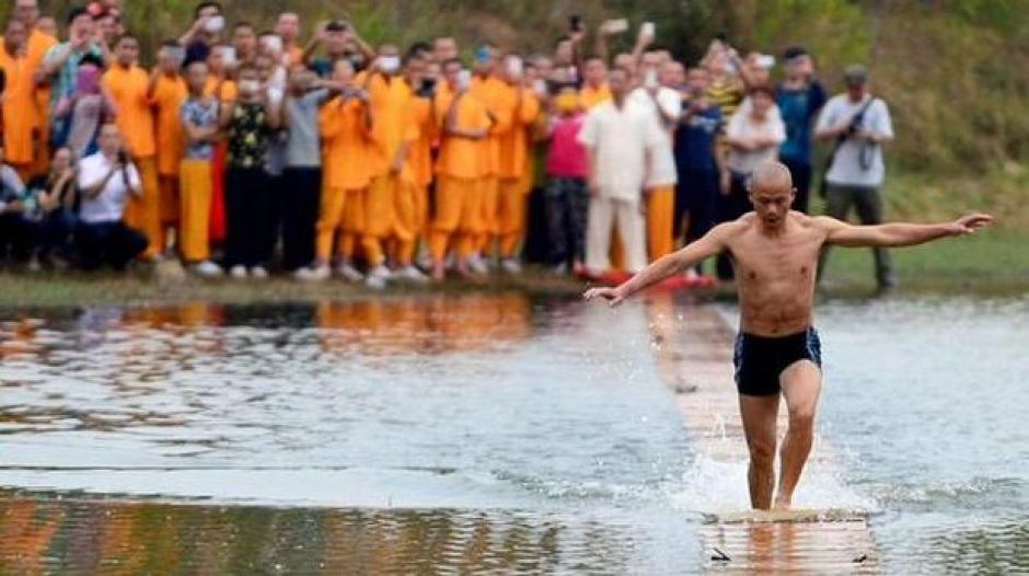 El monje shaol&iacute;n rompi&oacute; su propio r&eacute;cord y pas&oacute; de 118 a 125 metros corriendo sobre el agua. (Foto: elcomercio.pe)