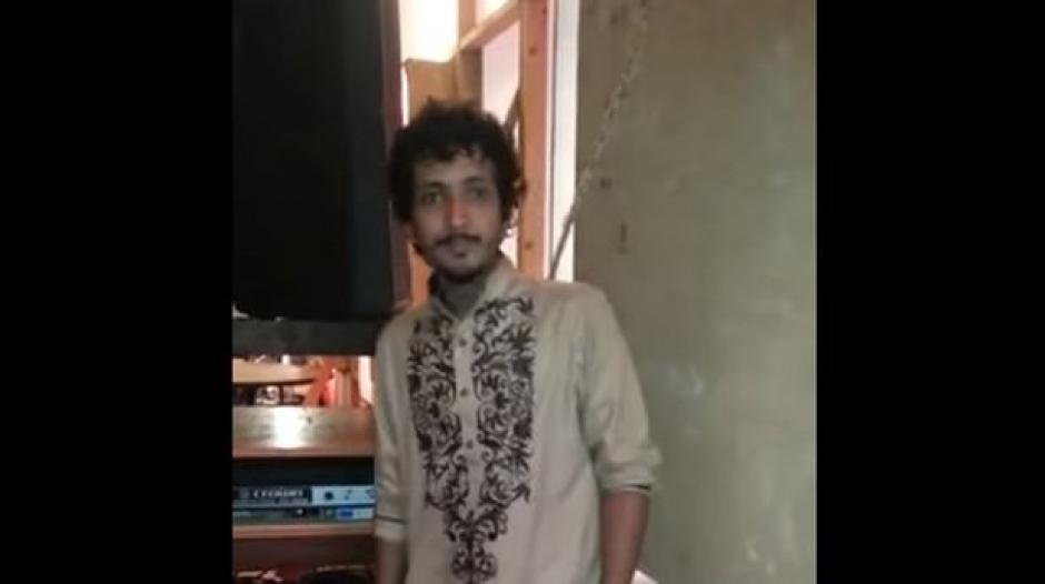 Un hombre paquistan&iacute; presume de poder dar un giro de 180 grados a su cuello. (Imagen: YouTube)