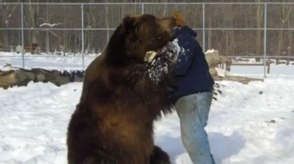 El cuidador Jim y su amigo el oso Jimbo protagonizan un video conmovedor en redes sociales. (Captura de pantalla)