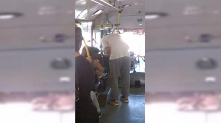 &nbsp;Dos estudiantes le regalaron sus zapatos a un ni&ntilde;o indigente. (Foto: elcomercio.pe)