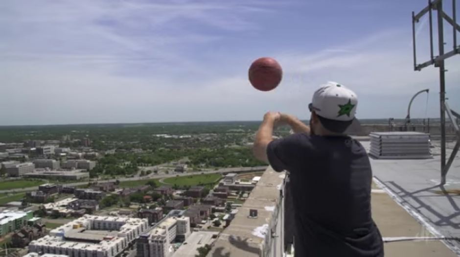 Tyler Toney lanza el bal&oacute;n desde el rascacielos de 162 metros. (Foto: YouTube)