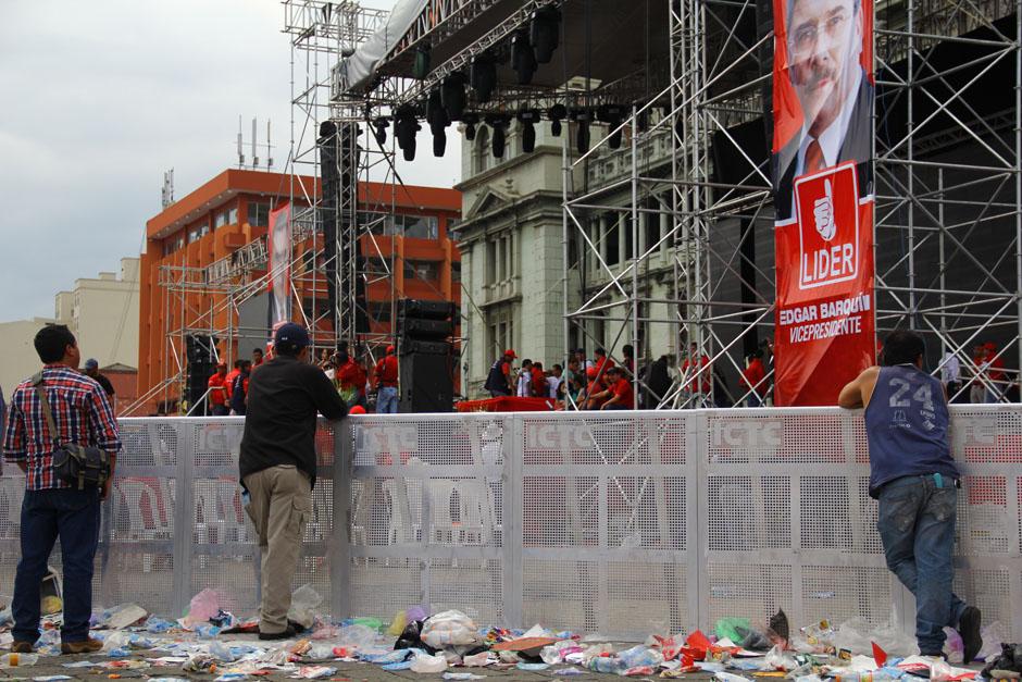 Al concluir la asamblea general del partido Lider se observ&oacute; la gran cantidad de basura que dejaron los asistentes. (Foto: Alexis Batres/Soy502)