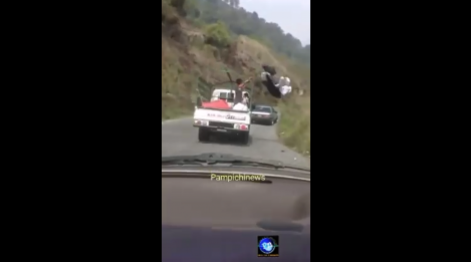 Un video muestra c&oacute;mo un sujeto tira basura en el camino antiguo al Lago de Amatitl&aacute;n. (Foto: Pampichi News)
