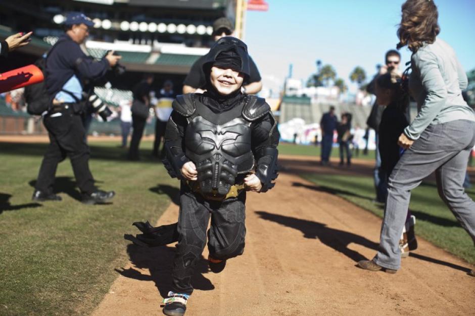 Miles Scott, que sufre de leucemia desde que ten&iacute;a 18 meses, y su versi&oacute;n de "Batkid" o "Batini&ntilde;o". (Foto: AFP)