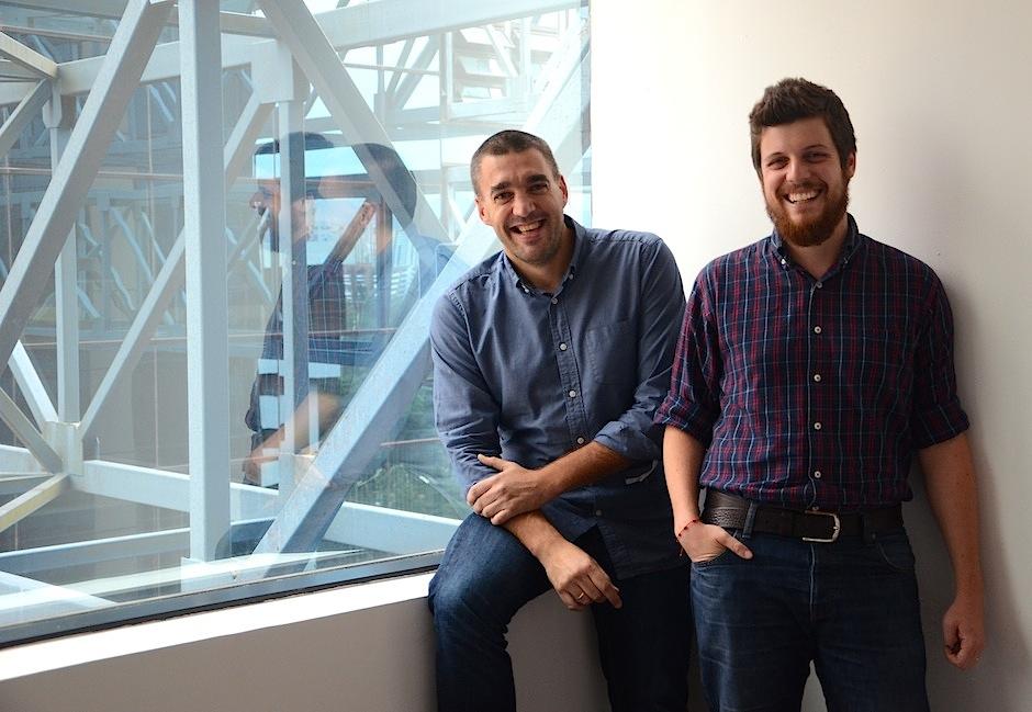 Diego Lanzi (izquierda) y Rodrigo Costas (derecha) son las mentes detr&aacute;s de los 3 Leones de plata por su propuesta "Embajada Zona 18" realizada para Tortrix. (Foto: Selene Mej&iacute;a/Soy502)&nbsp;