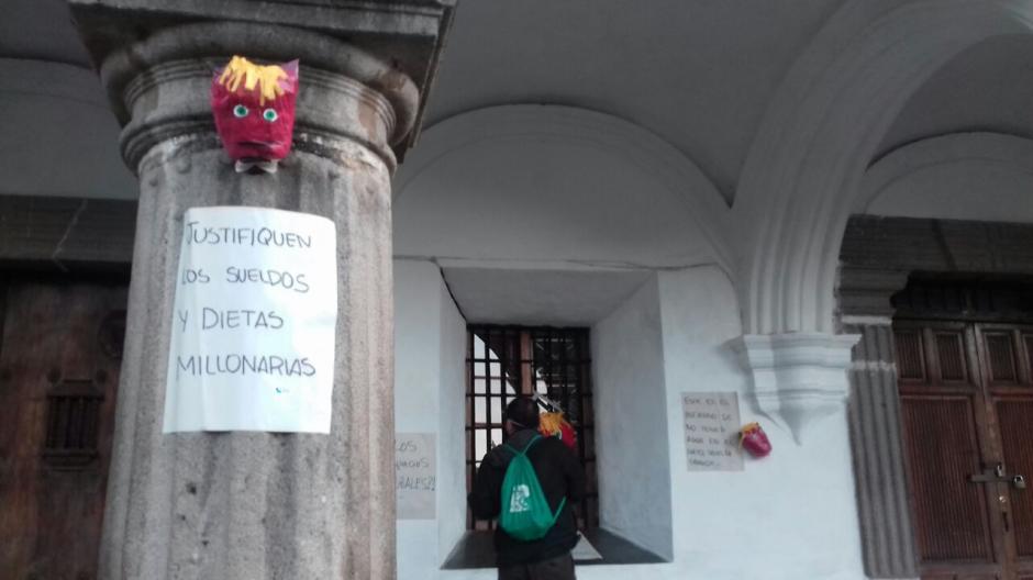 Varias pi&ntilde;atas aparecieron esta ma&ntilde;ana en Antigua Guatemala en se&ntilde;al de protesta. (Foto: Pablo Sol&iacute;s/Nuestro Diario)