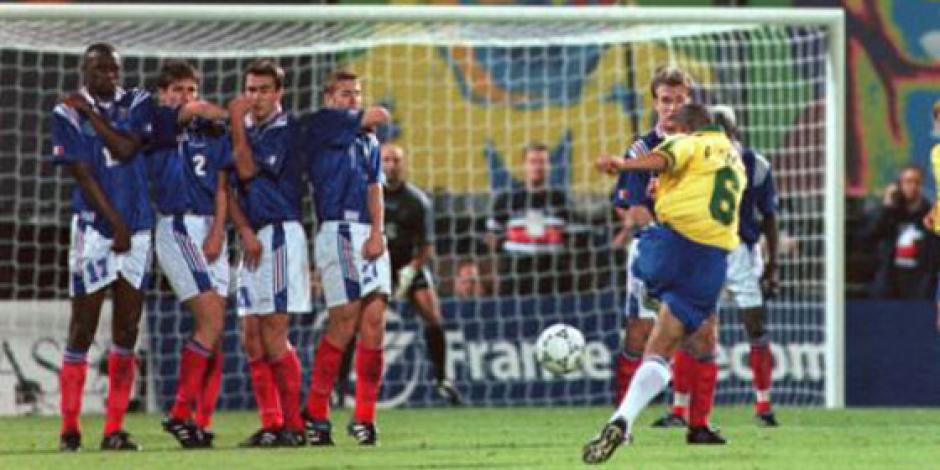 El lateral brasile&ntilde;o, Roberto Carlos, marc&oacute; un golazo a Francia en un partido amistoso en Par&iacute;s, en 1997.