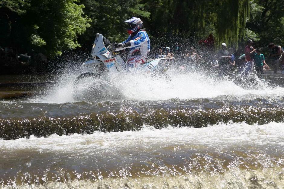 El piloto nacional, Francisco Arredondo, en plena competencia en el Rally Dakar 2014. (Francisco Arredondo)