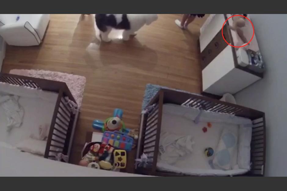 El peque&ntilde;o rueda sobre el cambiador y se cae. (Imagen: captura de pantalla)