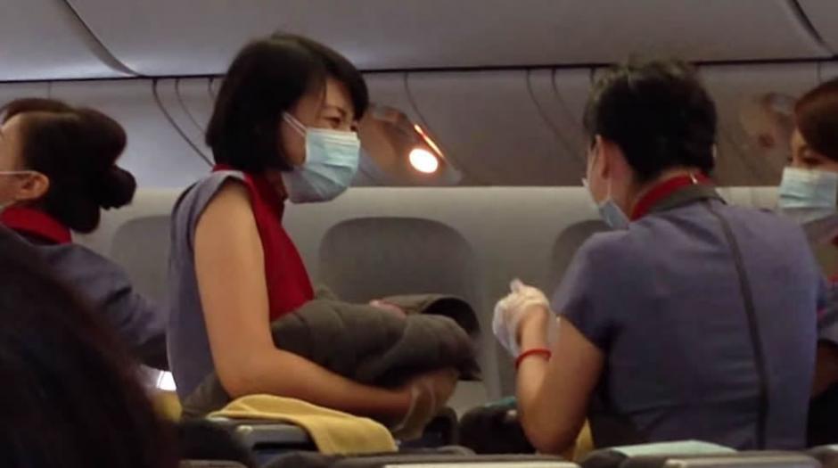 Una mujer que dio luz a su hijo en un vuelo de la taiwanesa "China Airlines" (CAL) de Taipei a Los &Aacute;ngeles y que ha sido deportada por Estados Unidos, ser&aacute; deber&aacute; pagar los gastos ocasionados por su parto. (Foto Archivo: YouTube)