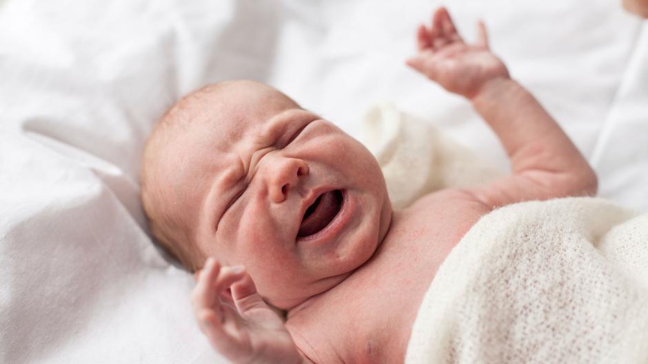 Se necesitan grabar 10 segundos de llanto del niño, para que la aplicación resuelva la incógnita. (Foto: telemundo.com)