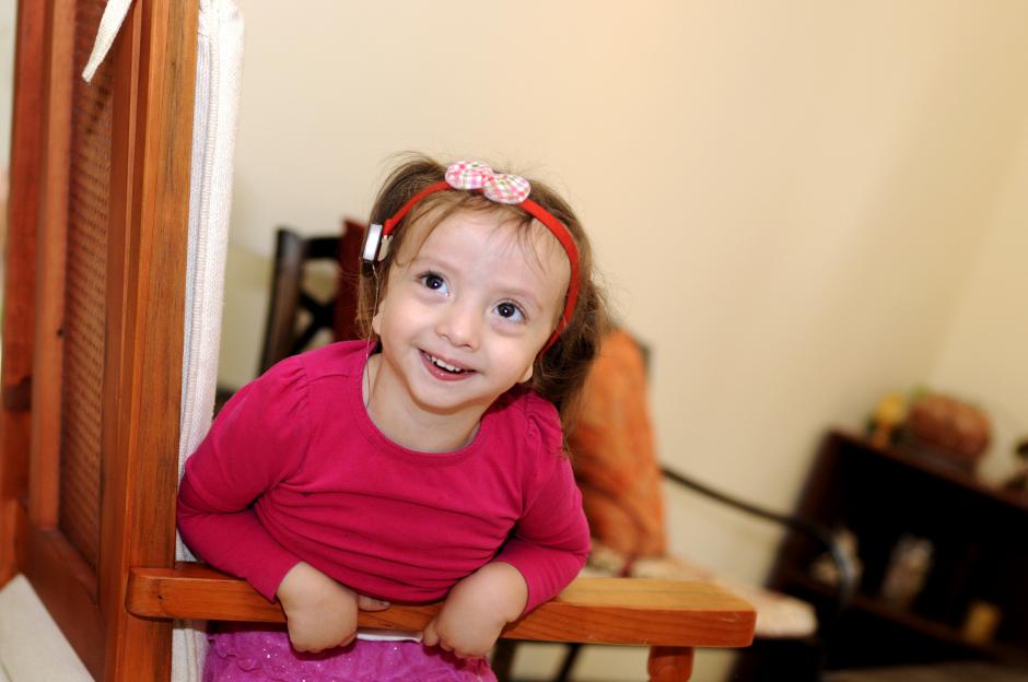 Bel&eacute;n naci&oacute; sin orejas pero gracias a una operaci&oacute;n puede llegar a escuchar.