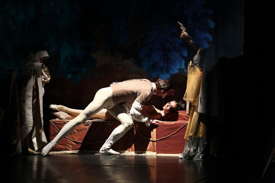 Solo un beso de amor verdadero conseguir&aacute; romper el hechizo. (Foto: archivo)