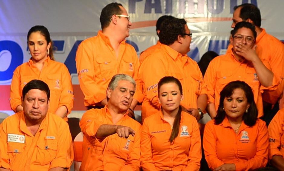 Daniela Beltranena (segunda de derecha a izquierda) está a un paso de ser diputada. En la fotografía está junto a Carlos Contreras en la Asamblea Nacional del partido Patriota. La exclusión de Contreras en beneficio del diputado Oliverio García, en la lista de candidatos a la vicepresidencia, es lo que le abrió la posibilidad a Beltranena. (Foto: Wilder López/Soy502)