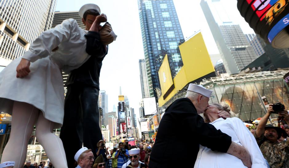 Ray y Ellie Williams, veteranos de la Segunda Guerra Mundial, reprodujeron el beso ic&oacute;nico en Times Square. (Foto: Adrew Gombert/EPA)