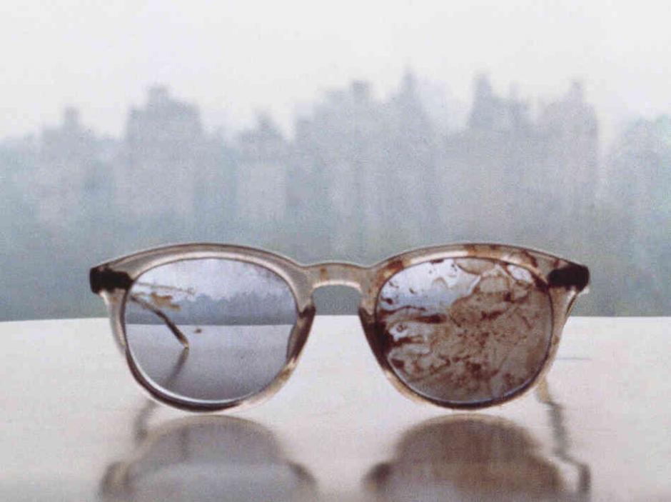 Los anteojos que llevaba John Lennon el d&iacute;a de su asesinato, fotografiados por su novia Yoko Ono, con la ciudad de Nueva York de fondo.&nbsp;