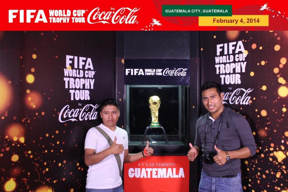 Miles de guatemaltecos de todas las edades pudieron tomarse la foto con el trofeo m&aacute;s codiciado en el mundo del f&uacute;tbol. (@jorge_rodas13)