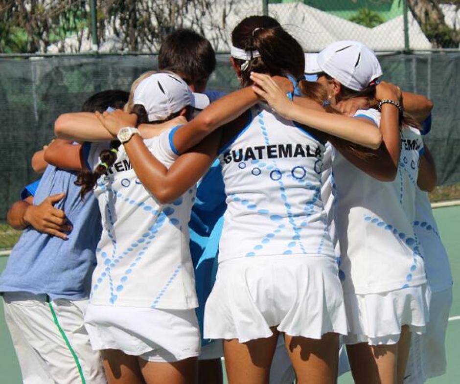 Los equipos guatemaltecos de tenis junior se coronaron campeones de la Copa Davis y Copa Confederaciones respectivamante, en la serie del &aacute;rea Centroamericana y del Caribe que se disput&oacute; en Rep&uacute;blica Dominicana. (Foto: &Uacute;ltimoSet)
