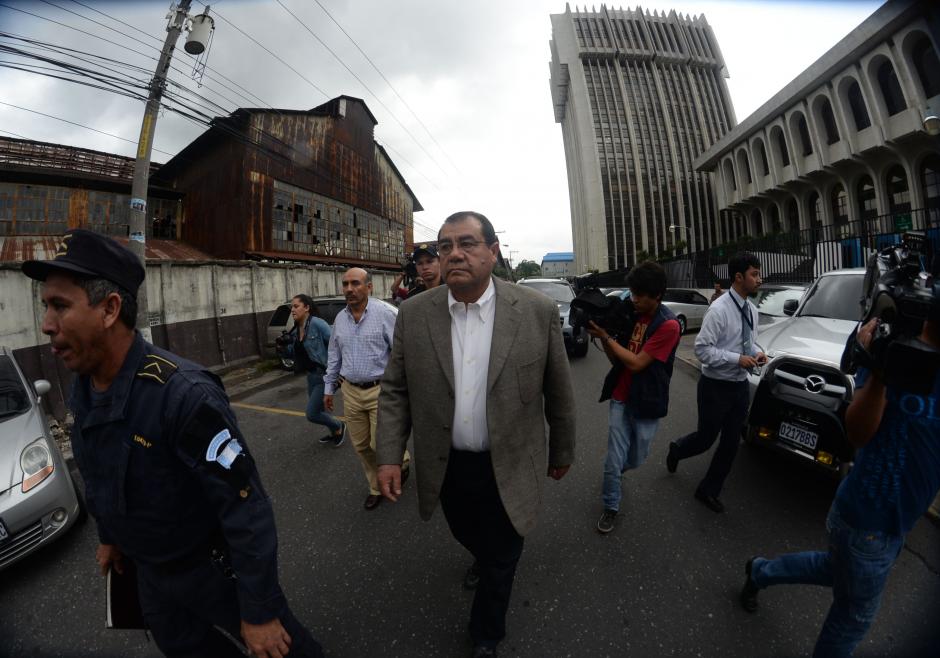 Los militares retirados Jacobo Salán y Napoleón Rojas ex jefes de seguridad de Alfonso Portillo, salen de la Torre de Tribunales para abordar una autopatrulla de la PNC que los llevó al Preventivo de la zona 18, luego de ser condenados a 5 años de prisión. (Foto: Esteban Biba/Soy502)&nbsp;