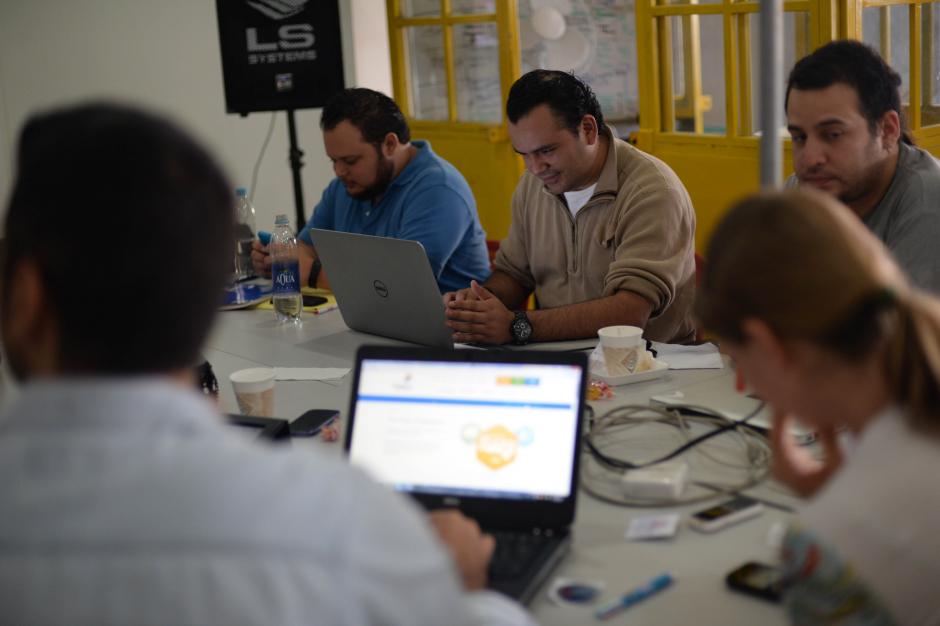 Periodistas, programadores y dise&ntilde;adores guatemaltecos proponen proyectos para que la informaci&oacute;n de los fondos p&uacute;blicos sea accesible a toda la poblaci&oacute;n. (Foto: Esteban Biba/Soy502)&nbsp;