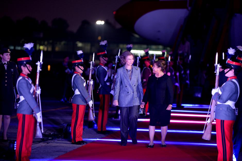 La Reina Sof&iacute;a, de Espa&ntilde;a, fue recibida por la Primera Dama, Rosa de P&eacute;rez. (Foto: Esteban Biba/ Soy502)
