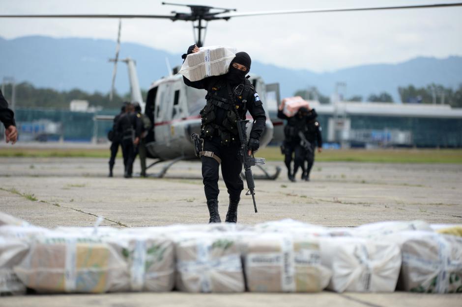 Un gran n&uacute;mero de agentes enmascarados trasladaron la coca&iacute;na. (Foto: Esteban Biba/Soy502)&nbsp;
