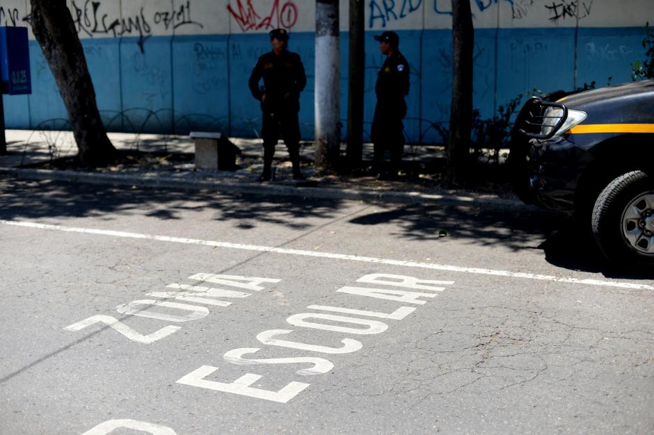 Las alumnas del INCA regresaron a clases regulares con presencia polic&iacute;al en los alrededores. (Foto: Esteban Biba/Soy502)&nbsp;