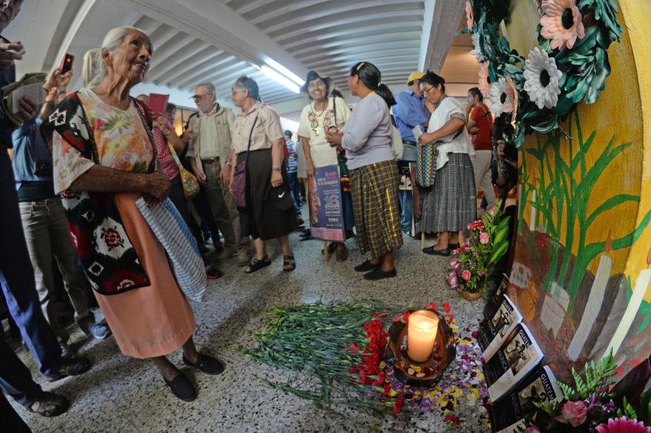 Decenas de personas visitaron la tumba donde descansan los restos de Juan Jos&eacute; Gerardi, asesinado hace 16 a&ntilde;os. (Foto:Esteban Biba/Soy502)&nbsp;