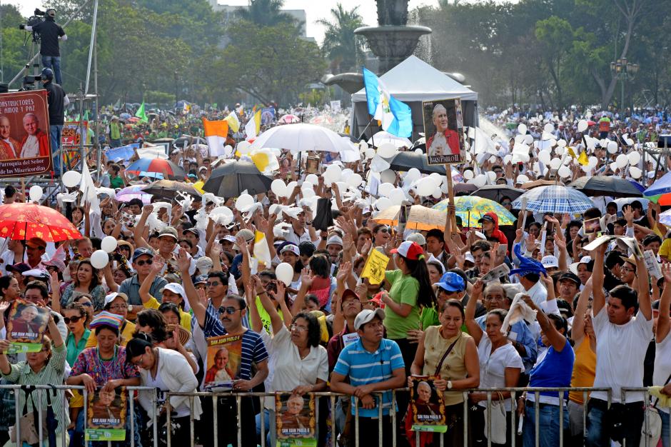 Miles de devotos asistieron a la misa que se llev&oacute; a cabo frente a Catedral. (Foto: Esteban Biba/Soy502)&nbsp;