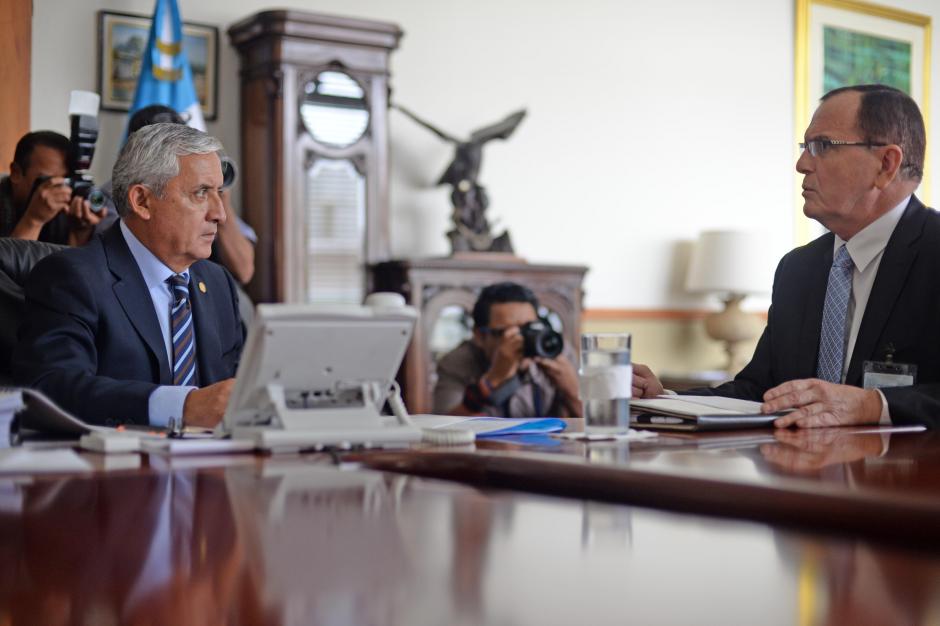 El presidente Otto P&eacute;rez Molina ha negado en varios anuncios oficiales que &eacute;l o su gobierno hayan intervenido en la selecci&oacute;n de candidatos a Fiscal General. Aqu&iacute; el mandatario con Julio Rivera Claver&iacute;a, quien ya fue funcionario del gobierno del Partido Patriota. (Foto: Esteban Biba/Soy502).&nbsp;