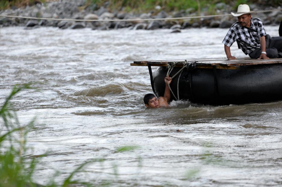 Cruzar el r&iacute;o Suchiate, transportando mercader&iacute;a o migrantes, cuesta Q10 en la frontera Talism&aacute;n, en San Marcos, Guatemala. (Foto: Esteban Biba/Soy502)&nbsp;