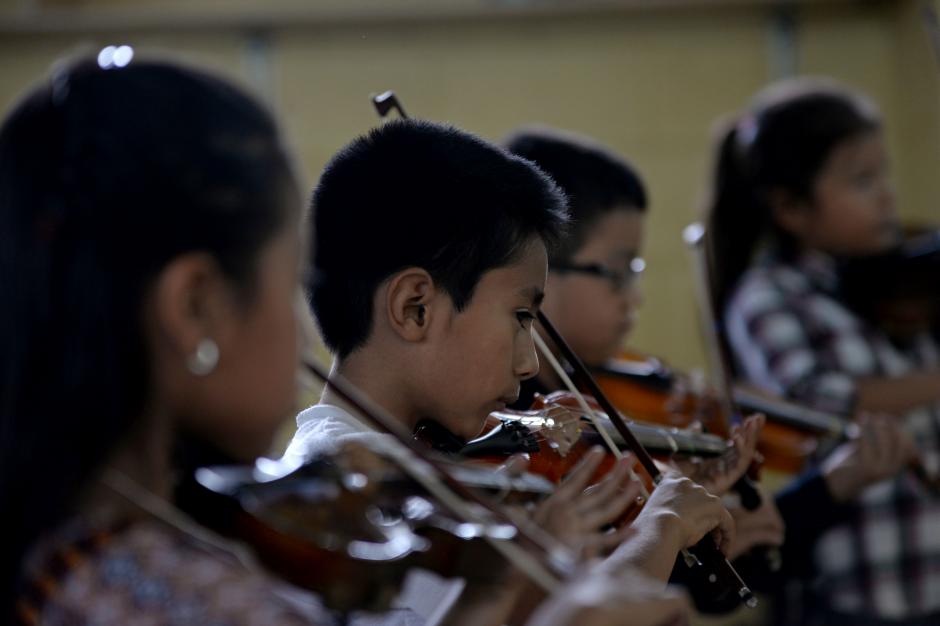 Los alumnos aprenden con el m&eacute;todo Suzuki de m&uacute;sica. (Foto: Esteban Biba/Soy502)&nbsp;