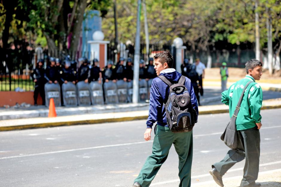 Por segundo d&iacute;a los estudiantes se enfrentaron con los polic&iacute;as antimotines. (Foto: Esteban Biba/Soy502)