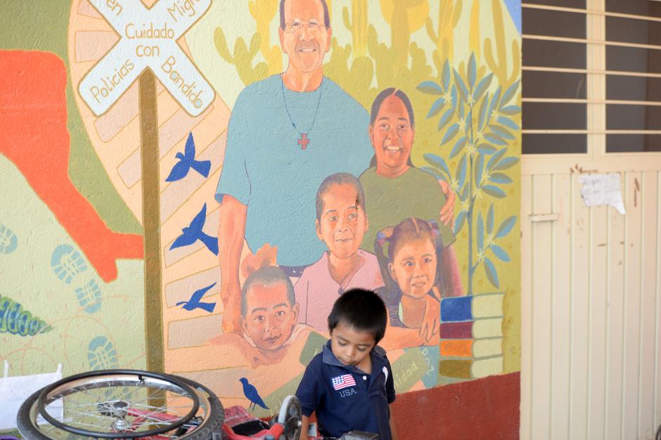 En Ixtepec, Oaxaca, los migrantes se encuentran con el albergue del padre Alejandro Solalinde, en el cual reciben alimento y atenciones. (Foto: Esteban Biba/Soy502)&nbsp;