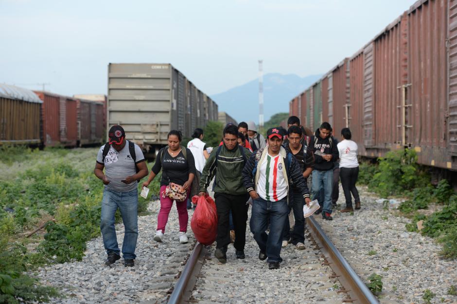 Migrantes centroamericanos en el trayecto para abordar La Bestia. (Foto: Esteban Biba/Soy502)&nbsp;