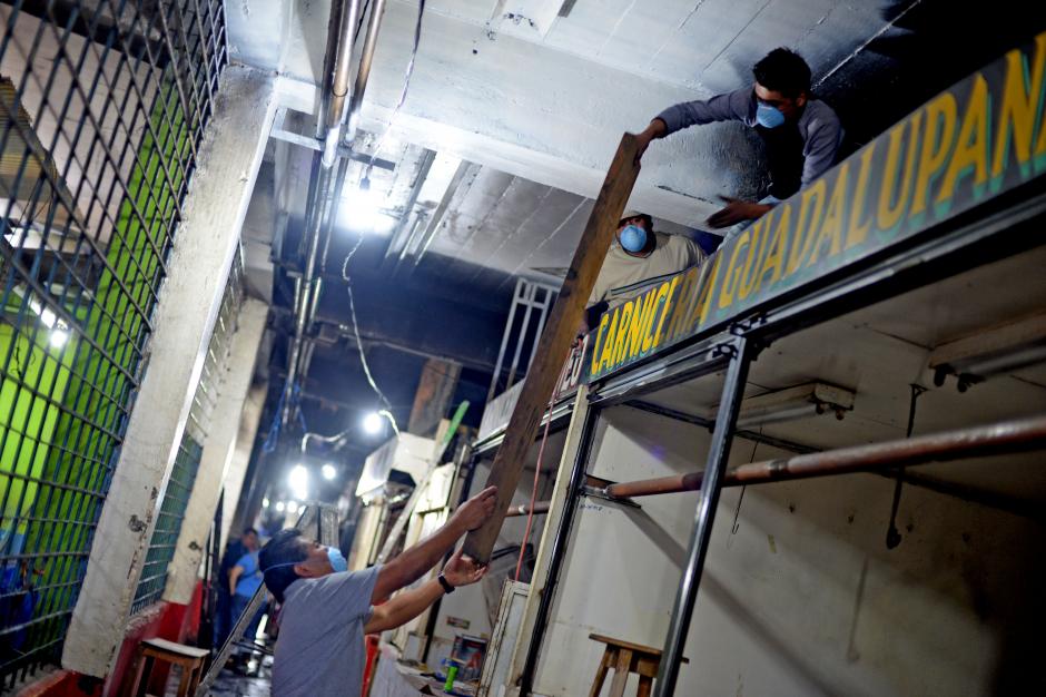Algunos vendedores del primer nivel del mercado de La Terminal ya reconstruyen su local para empezar a comerciar lo antes posible. (Foto: Esteban Biba/Soy502)