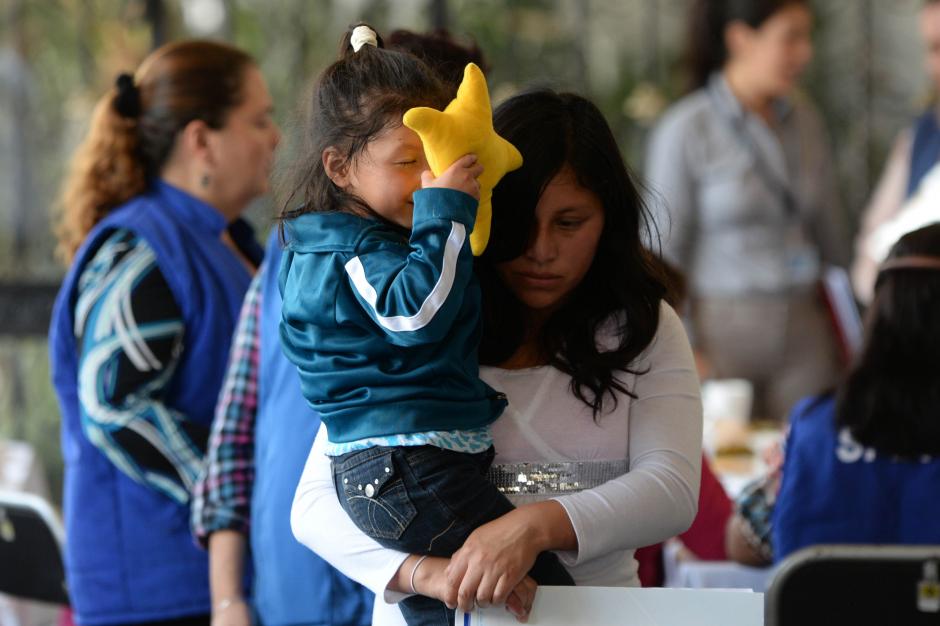 Las familias fueron atendidas por personal de la Procuradur&iacute;a General de la Naci&oacute;n (PGN). (Esteban Biba/Soy502)&nbsp;