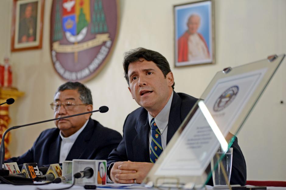 El Arzobispo Metropolitano Oscar Vian y el Concejal Primero, Ricardo Quiñonez convocaron a los guatemaltecos a que participen en la elaboración de la Alfombra de Aserrín más grande del mundo. &nbsp;(Foto: Esteban Biba)