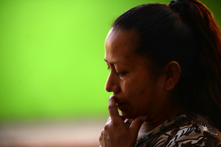 Maribel Sol&oacute;rzano lleg&oacute; al INCA pero lo encontr&oacute; cerrado, tem&eacute; por la seguirdad de su hija adolescente. (Foto; Esteban Biba/Soy502)&nbsp;