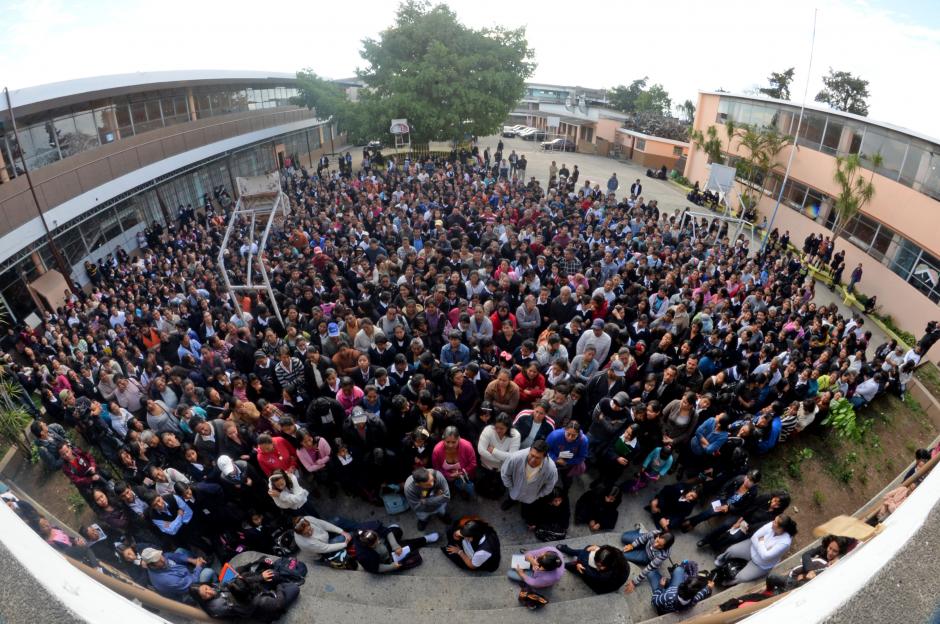 Cientos de padres de familia se congregaron en el patio principal del INCA para escuchar las recomendaciones de la PNC y de las autoridades del instituto. &nbsp;(Foto: Esteban Biba/Soy502)
