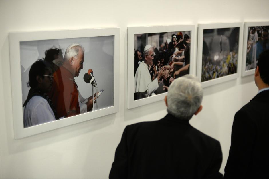 La exposici&oacute;n es de fotograf&iacute;as tomadas por Ricardo Mata en las visitas de Juan Pablo II a Guatemala. (Foto: Esteban Biba/Soy502)&nbsp;