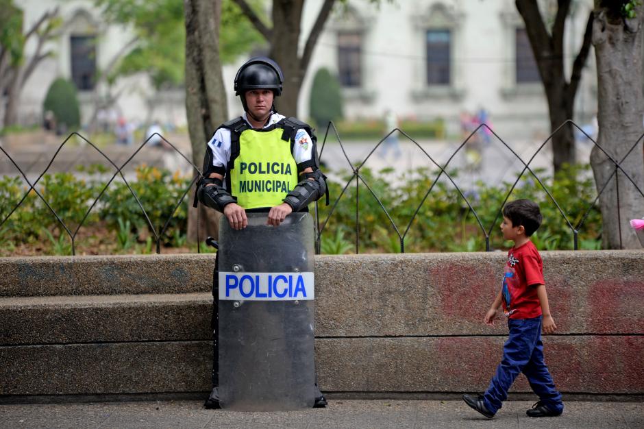 Decenas de Polic&iacute;as Municipales estuvieron custodiando el Parque Centenario y sus alrededores. (Foto: Esteban Biba/Soy502)&nbsp;