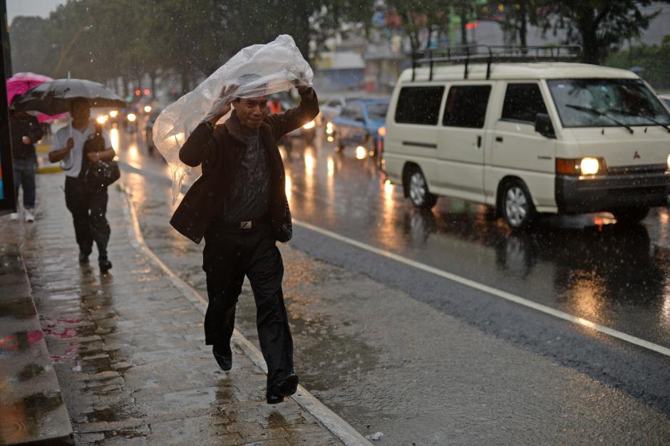 Los ciudadanos fueron sorprendidos por la lluvia en la ma&ntilde;ana. (Foto: Esteban Biba/Soy502)&nbsp;