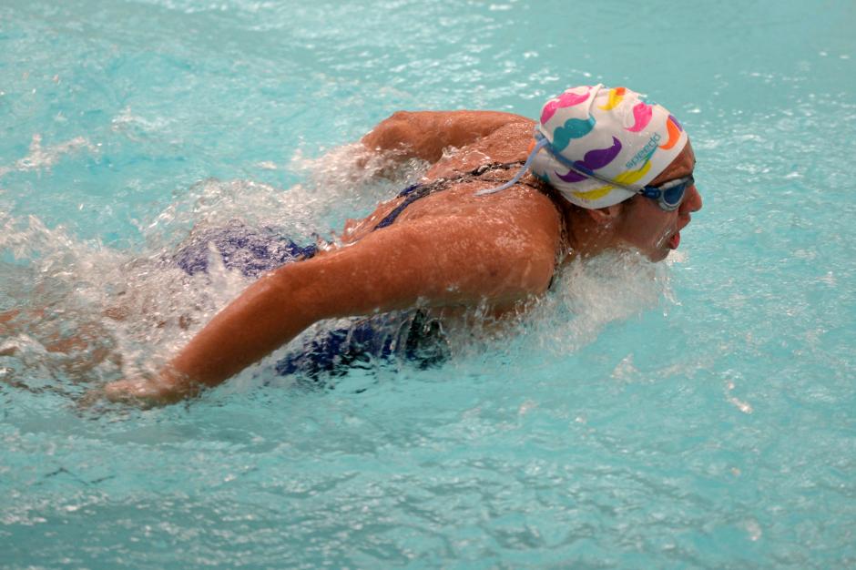 La nadadora nacional Valerie Gruest en plena acci&oacute;n en la piscina del Club Delfines. (Foto: Esteban Biba/Soy502)