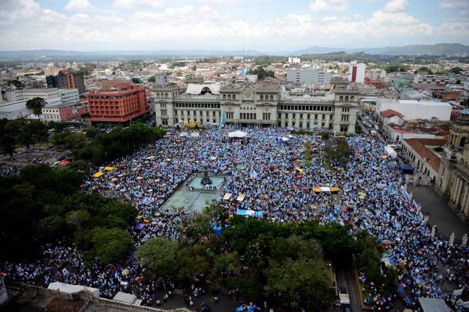 Por medio de esta imagen y el uso de herramientas tecnológicas podemos saber cuántas personas estuvieron hoy en la Plaza de la Cosntitución, durante el #Paro27A. (Foto: Esteban Biba/ EFE)