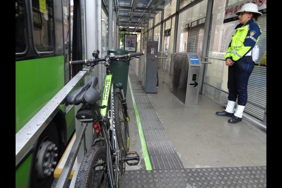 Las estaciones de Transmetro de la Aguilar Batres tendr&aacute;n el servicio para ciclistas. (Foto: Gustavo E. M&eacute;ndez/Soy502)