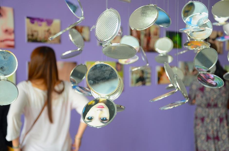 La fotógrafa Andrea Aragón documenta el paso de una niña en su rumbo a ser una mujer en "Adolescente adolescencia". (Foto: Selene Mejía/Soy502)&nbsp;