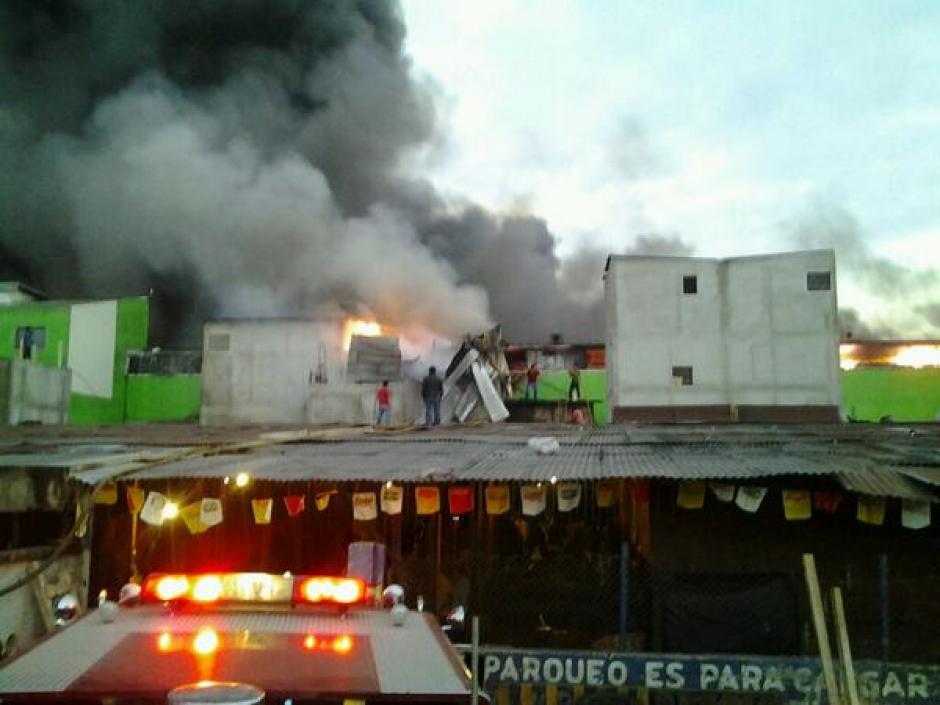 El incendio en la terminal inicio a eso de la una de la madrugada de este martes. (Foto:bomberos Voluntarios)
